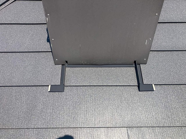 金物によって屋根材が押さえられている